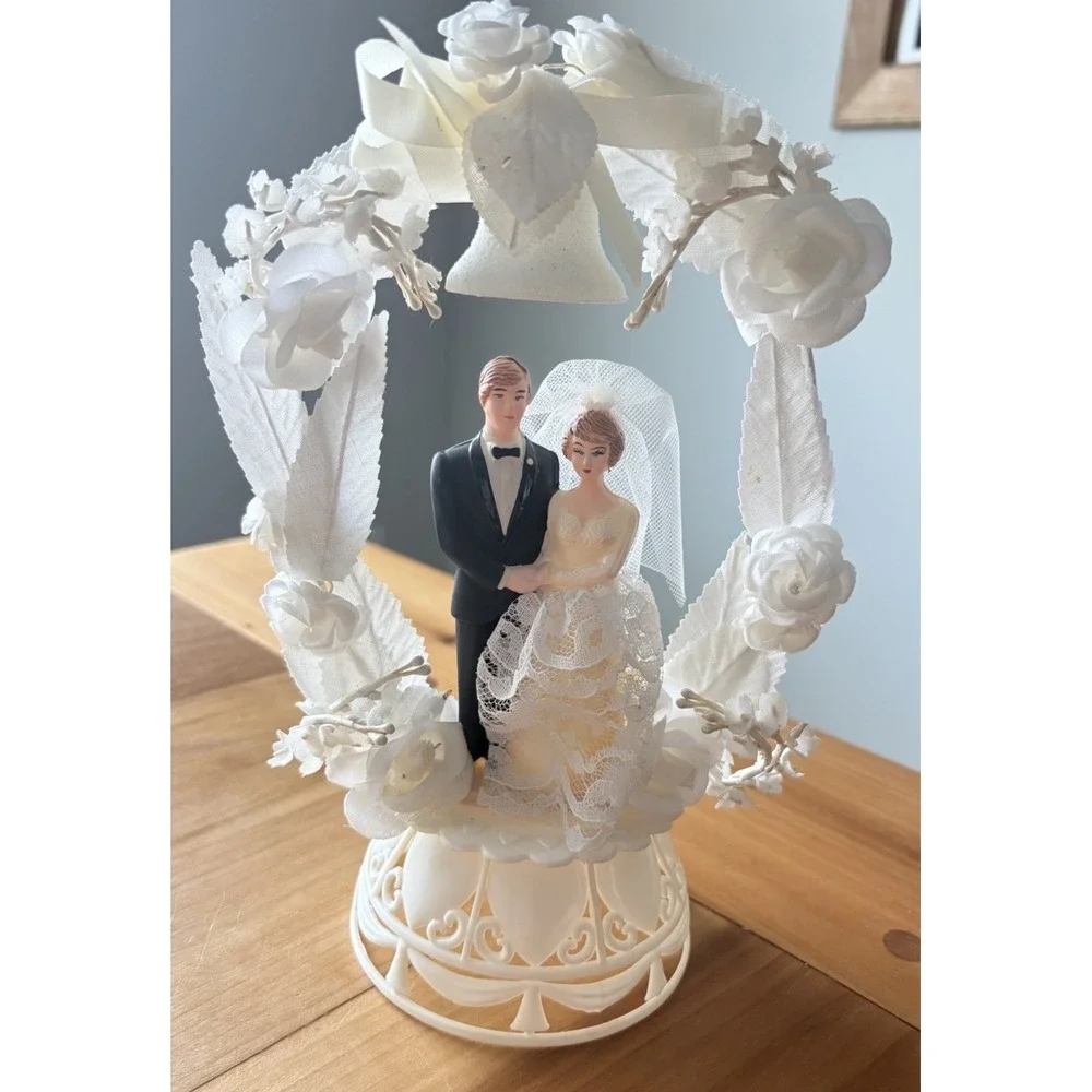 VTG  Wedding Cake Topper Lace Dress & Flowers Plastic Base, 9